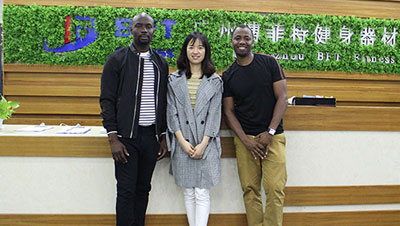 多哥客戶來中國找商用跑步機生產廠家