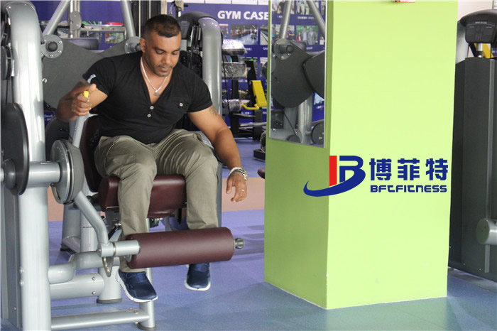 客戶在樱桃网站入口展廳體驗大腿伸展樱桃视频污在线观看