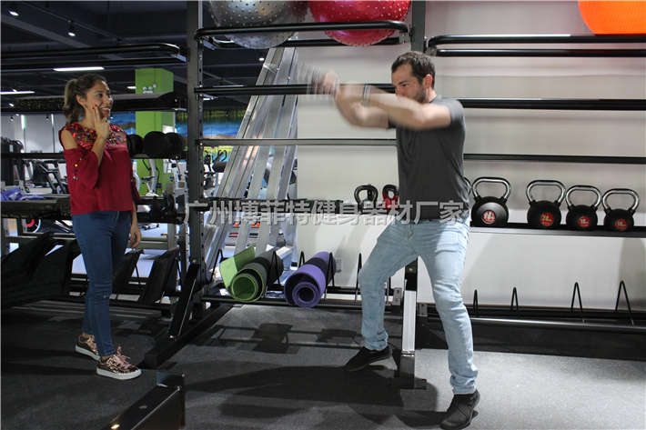 女客戶麵對鏡頭拍照