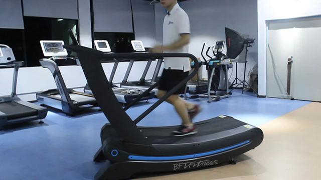 曲麵跑步機